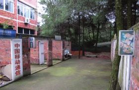 緊挨鐵山坪基地，有一條“迷你”街道，雖然簡陋，但尚未拆去的店鋪名稱顯出了曾經(jīng)的“繁華”。組圖/記者倪志剛