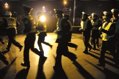 ▲涼山警方連夜出擊打拐。本報(bào)記者歐陽(yáng)曉菲攝