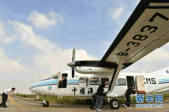 資料圖：中國海監(jiān)東海航空支隊舟山基地工作人員正在進(jìn)行運(yùn)-12飛機(jī)備航。
