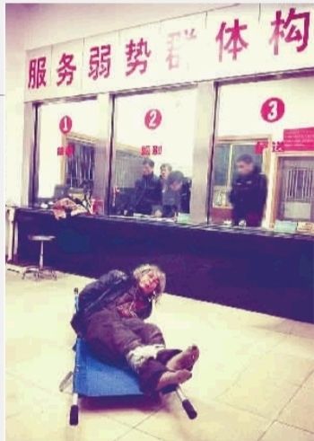 1月7日23點(diǎn)50分，長(zhǎng)沙市救助管理站大廳，一名老年流浪者躺在擔(dān)架上，無(wú)助地看著記者。