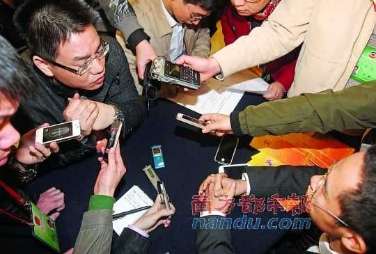 咨詢問政會上，記者的錄音設(shè)備遍布臺面。南都記者 馮宙鋒 攝