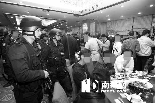 手持微沖、身穿防彈背心的警員進(jìn)入酒樓進(jìn)行調(diào)查。深圳警方供圖