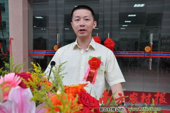 揭東縣人民政府副縣長江中詠在廣東流動(dòng)圖書館揭東分館揭幕儀式致辭。