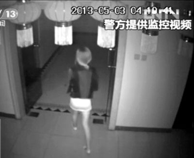 監(jiān)控視頻中，女子獨(dú)自走向墜樓處。 央視視頻截圖