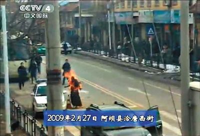 2009年2月27日，一名僧侶在阿壩縣洽唐西街自焚。本版圖片/央視截圖