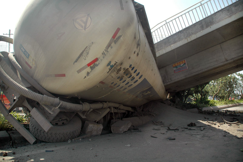 貴陽(yáng)大罐車攔腰撞垮人行天橋
