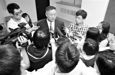 6月5日，商務(wù)部新聞辦公室召開(kāi)“中歐光伏產(chǎn)品貿(mào)易摩擦”專(zhuān)題發(fā)布會(huì)。發(fā)布會(huì)結(jié)束后，中國(guó)機(jī)電產(chǎn)品進(jìn)出口商會(huì)會(huì)長(zhǎng)張鈺晶接受記者采訪。新京報(bào)記者