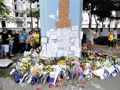 　昨日，廈門市民在BRT的橋墩下放上鮮花悼念逝者。新京報(bào)記者 郭鐵流 攝
