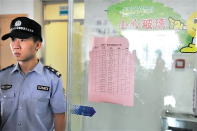 前日，廈門市解放軍174醫(yī)院重癥醫(yī)學(xué)科門口貼著在該醫(yī)院接受治療的受傷人員名單。 新華社記者 陳曄華