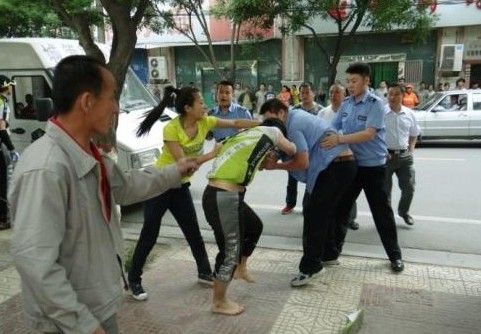 　圖為5月31日，延安城管隊(duì)員暴力執(zhí)法場(chǎng)面。