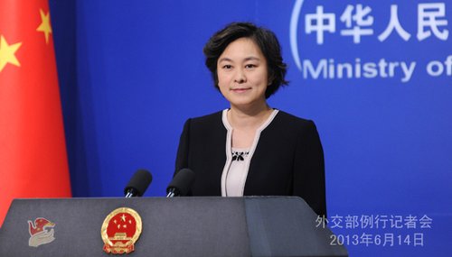 2013年6月14日，外交部發(fā)言人華春瑩主持例行記者會。