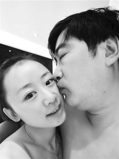 兩人合影。女當(dāng)事人供圖