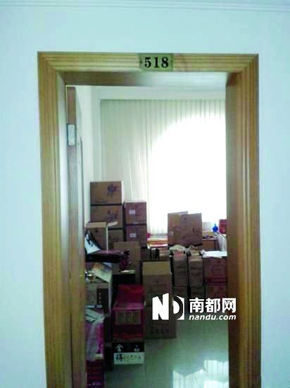 　江蘇靖江市工商局餐廳倉庫里被爆堆滿了高檔酒。