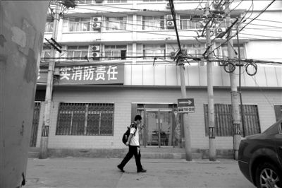 北京工商學(xué)院注冊地址西城區(qū)大醬坊胡同3號(hào)院，已經(jīng)是其他單位的辦公地點(diǎn)?！　【┤A時(shí)報(bào)記者潘之望攝