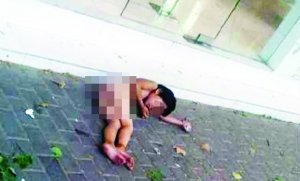大熱天，小女孩赤身躺在馬路上