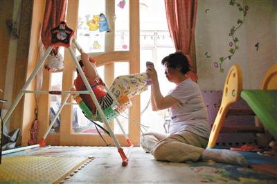 6月14日，未婚媽媽于軍的家里，她正在陪女兒悅悅玩耍。悅悅4歲了，因為沒有爸爸的信息而始終上不了戶口。