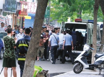 女童安全獲救后，嫌疑人被制服并由民警押出餐館。新華社發(fā)