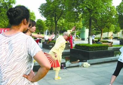 【漢網(wǎng)市民記者“關(guān)艾” 圖文報道】近日，我在漢陽一公園內(nèi)，看見幾個削發(fā)尼姑和群眾們在一起跳健身舞。