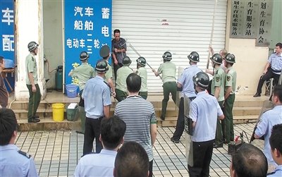 昨日，警方趕到現(xiàn)場(chǎng)制服嫌疑人何某。