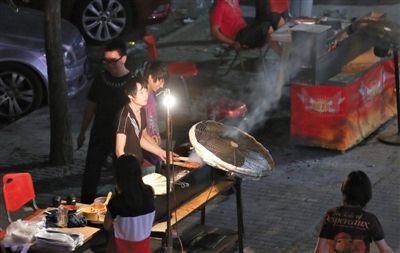 7月4日，青年路國美第一城小區(qū)附近的夜市臨街露天燒烤攤。