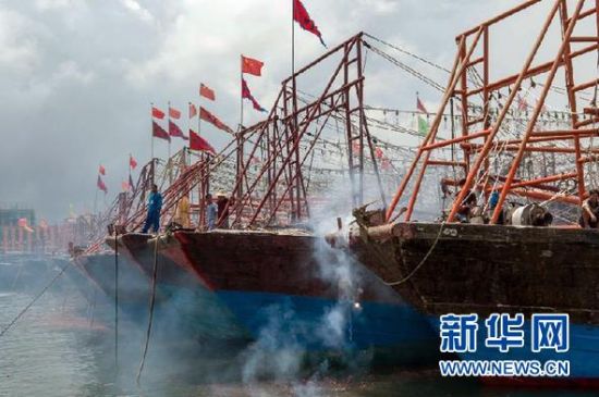 2013年8月1日 南海開(kāi)漁日 臨高迎新港 8月1日，海南省臨高縣漁民在船上鳴放鞭炮慶祝武蓮港開(kāi)港。