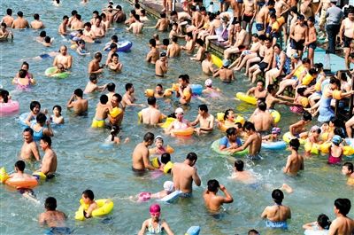 昨日，濟(jì)南市最高氣溫超過37℃，位于市區(qū)黑虎泉畔的泉水浴場免費(fèi)開放。