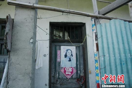 圖為嫌犯租住的民房，當(dāng)天受害人即攀在門上的窗口對外呼救。 吳佳蔚 攝