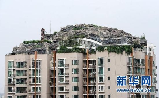 位于北京市海淀區(qū)白石橋路45號人濟山莊小區(qū)B棟樓頂?shù)募偕絼e墅（8月12日攝）。