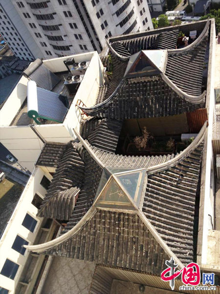 2013年8月14日，江蘇蘇州蘇州市三香大廈高樓18層樓頂東側(cè)陽臺(tái)上的“蘇州園林”式別墅，兩座涼亭和兩道回廊，飛檐翹角，一派蘇州園林的氣勢。中國網(wǎng)圖片庫李俊鋒攝影