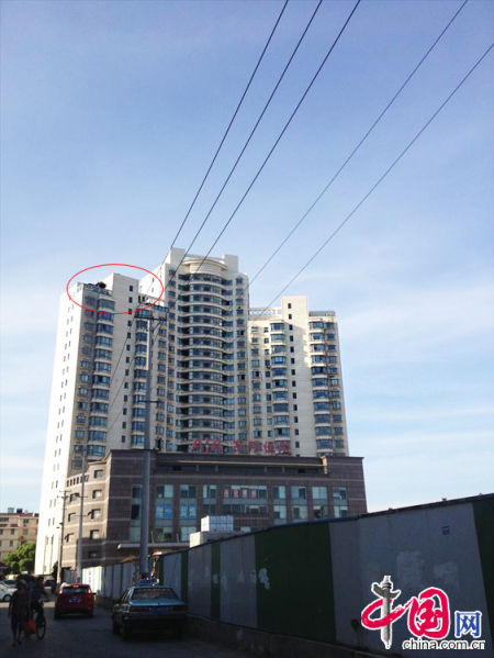 2013年8月14日，江蘇蘇州蘇州市三香大廈高樓18層樓頂東側(cè)陽臺(tái)上的“蘇州園林”式別墅，兩座涼亭和兩道回廊，飛檐翹角，一派蘇州園林的氣勢。中國網(wǎng)圖片庫李俊鋒攝影