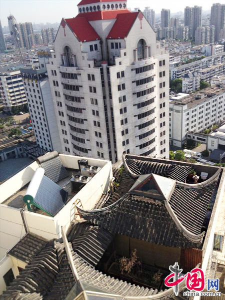 2013年8月14日，江蘇蘇州蘇州市三香大廈高樓18層樓頂東側(cè)陽臺(tái)上的“蘇州園林”式別墅，兩座涼亭和兩道回廊，飛檐翹角，一派蘇州園林的氣勢。中國網(wǎng)圖片庫李俊鋒攝影