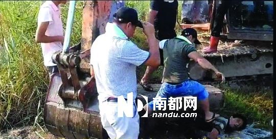 另一名男子被推入水塘。