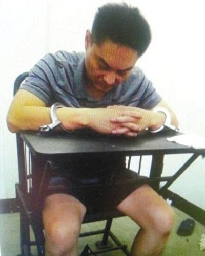 韓磊被控制時(shí)接受警方訊問(wèn)。本組圖片為視頻截圖