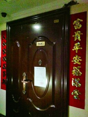 拆除公告昨天仍貼在2605號(hào)大門上。