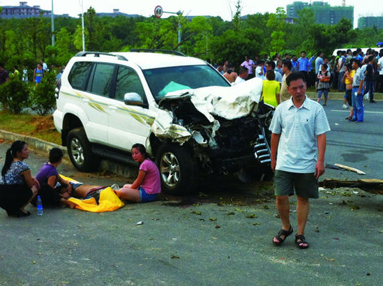 事發(fā)現(xiàn)場，肇事車輛車頭嚴重損毀，旁邊有人當場死亡
