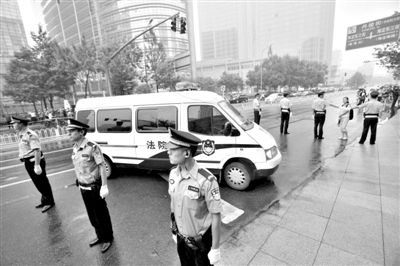 　　昨日早上,押解李某某的車(chē)隊(duì)開(kāi)進(jìn)法院。當(dāng)日,李某某等5人涉嫌強(qiáng)奸案在海淀法院不公開(kāi)審理。本版攝影/新京報(bào)記者 王貴彬