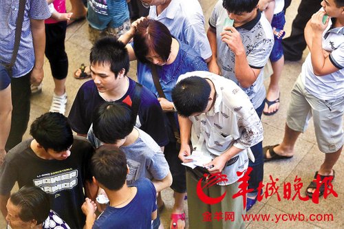 挎腰包的“黃?！狈职l(fā)一輪“任務(wù)”后，自己也開始整理“炒號”簽條