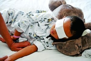 9月2日，小斌斌在病床上休息。山西省眼科醫(yī)院院長賈亞丁介紹，醫(yī)院安排心理專家對患兒及家屬進行心理治療。