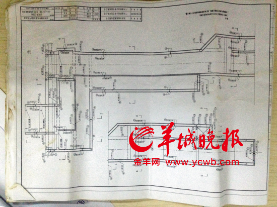 舉報(bào)人洪先生稱，里面標(biāo)注“100”（圖紙默認(rèn)單位為毫米）的地方，均按照13厘米的鋼筋間距施工