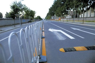 樓梓莊路東，飚車的路已經(jīng)安裝了隔離護(hù)欄和減速帶。新京報記者