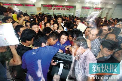 千余名濟(jì)南市民擁擠在排號機(jī)前搶號準(zhǔn)備搶提公積金。 CFP供圖(資料圖)