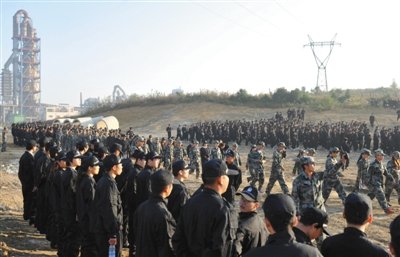 10月12日，貴陽，觀山湖區(qū)控拆違指揮部組織2500余人到金華鎮(zhèn)上鋪村空山壩，對(duì)54棟違法建筑進(jìn)行