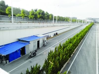 隧道內(nèi)堆放著大量生活用品。