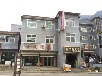 今年，胡萬林涉嫌非法行醫(yī)的地點(diǎn)，就在這座農(nóng)家賓館內(nèi)。