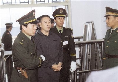 2000年9月30日，河南商丘，胡萬林被法警押上法庭。
