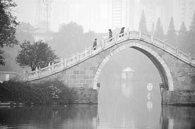 10月28日，市民走在合肥市霧霾籠罩的公園里。新華社發(fā)