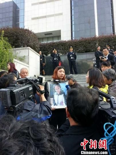 法院外，死者祁某的家人正在接受媒體采訪。 田雯 攝