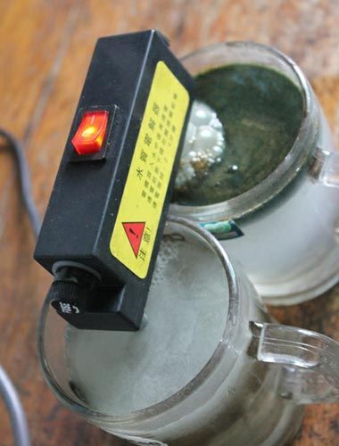 試驗(yàn)后的水對(duì)比，工程供水變成了墨綠色