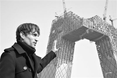 2008年2月，建筑師奧雷·舍人在中央電視臺新址大樓的工地外。圖/CFP