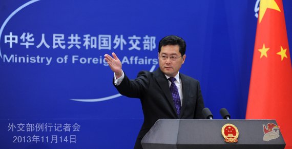 2013年11月14日，外交部發(fā)言人秦剛主持例行記者會。